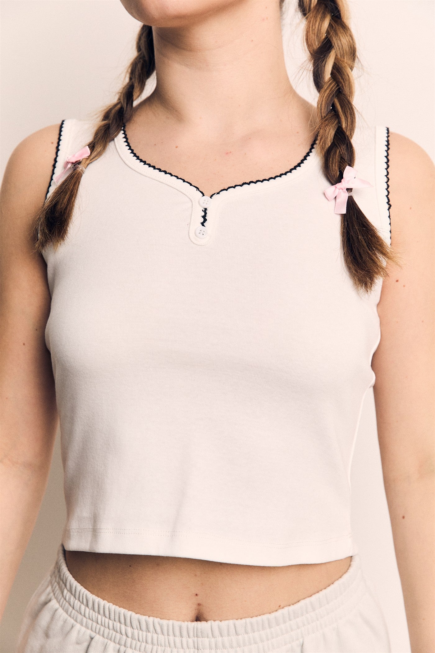 Contrast Stitching Sleeveless Top